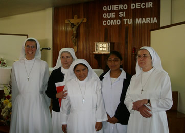 De izquierda a derecha: Mª Eugenia Gutiérrez, Concepción Fernández, Mª Isabel Choque, Briseida Maldonado y Begoña Gutiérrez votantes y superioras