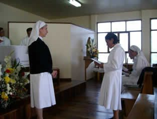 Momento de la Profesión de Mª Isabel Choque