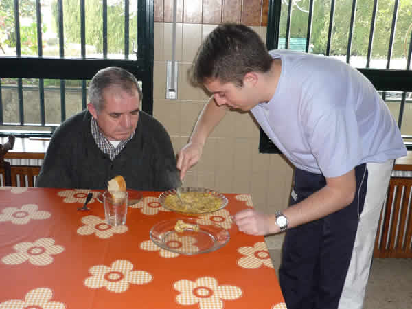 ferdi da de comer a rafael